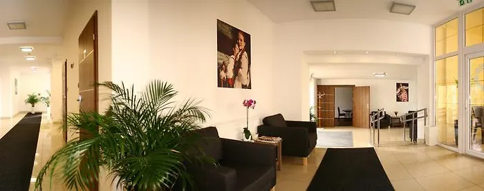 Kolor Restauracja 3* אוסטראון